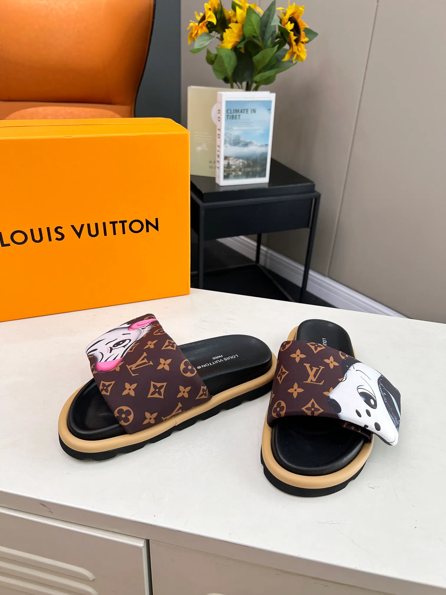 👟👟Ex-factory price 360👟👟 lv donkey brand l home 2024 hot style embossed logo embossed sandals This ol low comfort flat sandals are made of technical fabrics and use high-frequency embossing technology to reinterpret the monogram pattern. Soft padded upper with adjustable Velcro, comfortable and tough insole adds harmonious color ▪️Fabric: Original customized technical fabric ▪️Lining: soft sheepskin lining ▪️Sole: Original open-molded rubber foam outsole Color: .yellow.black▪️